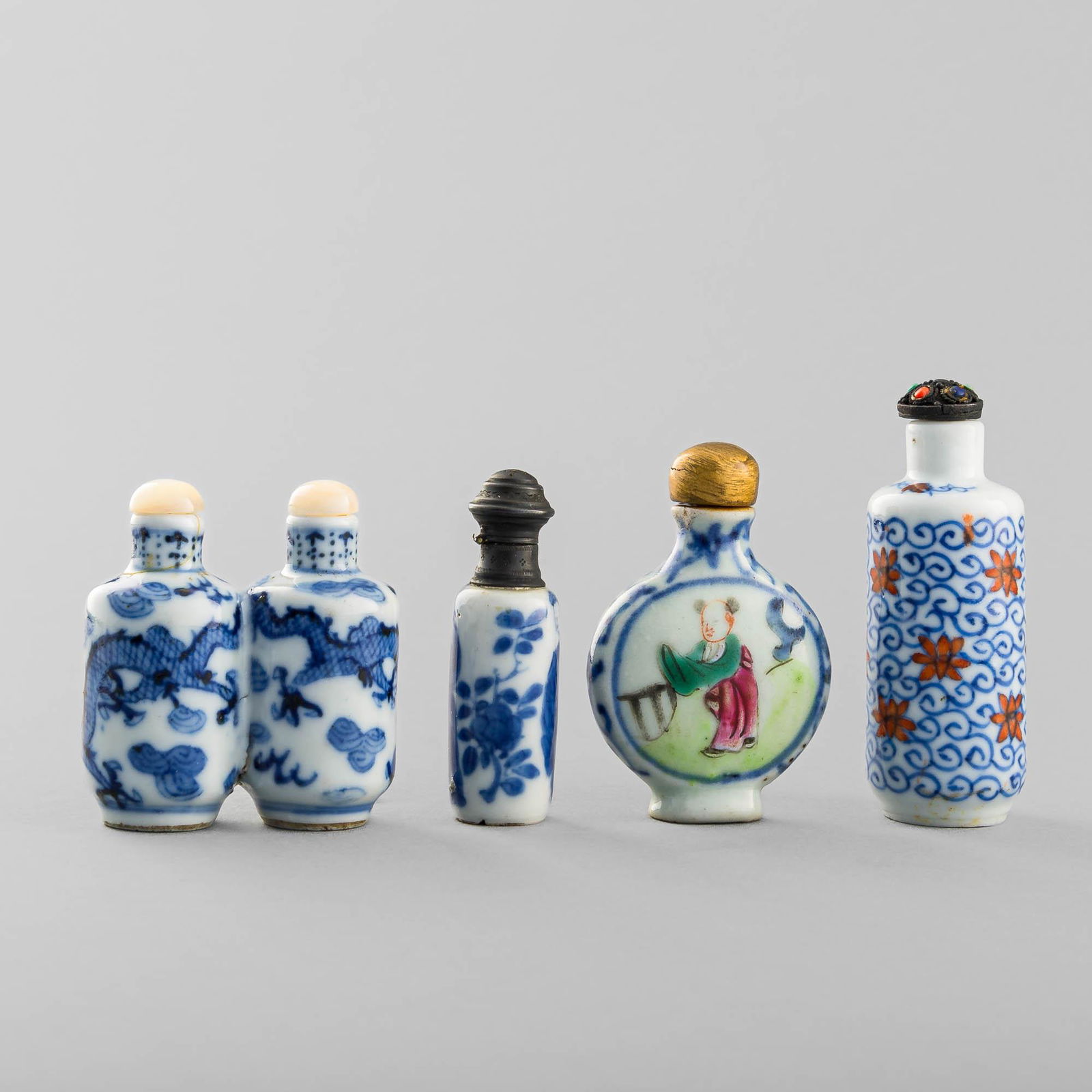 Four assorted Chinese blue and white snuff bottles, 19th century (1 of 7)