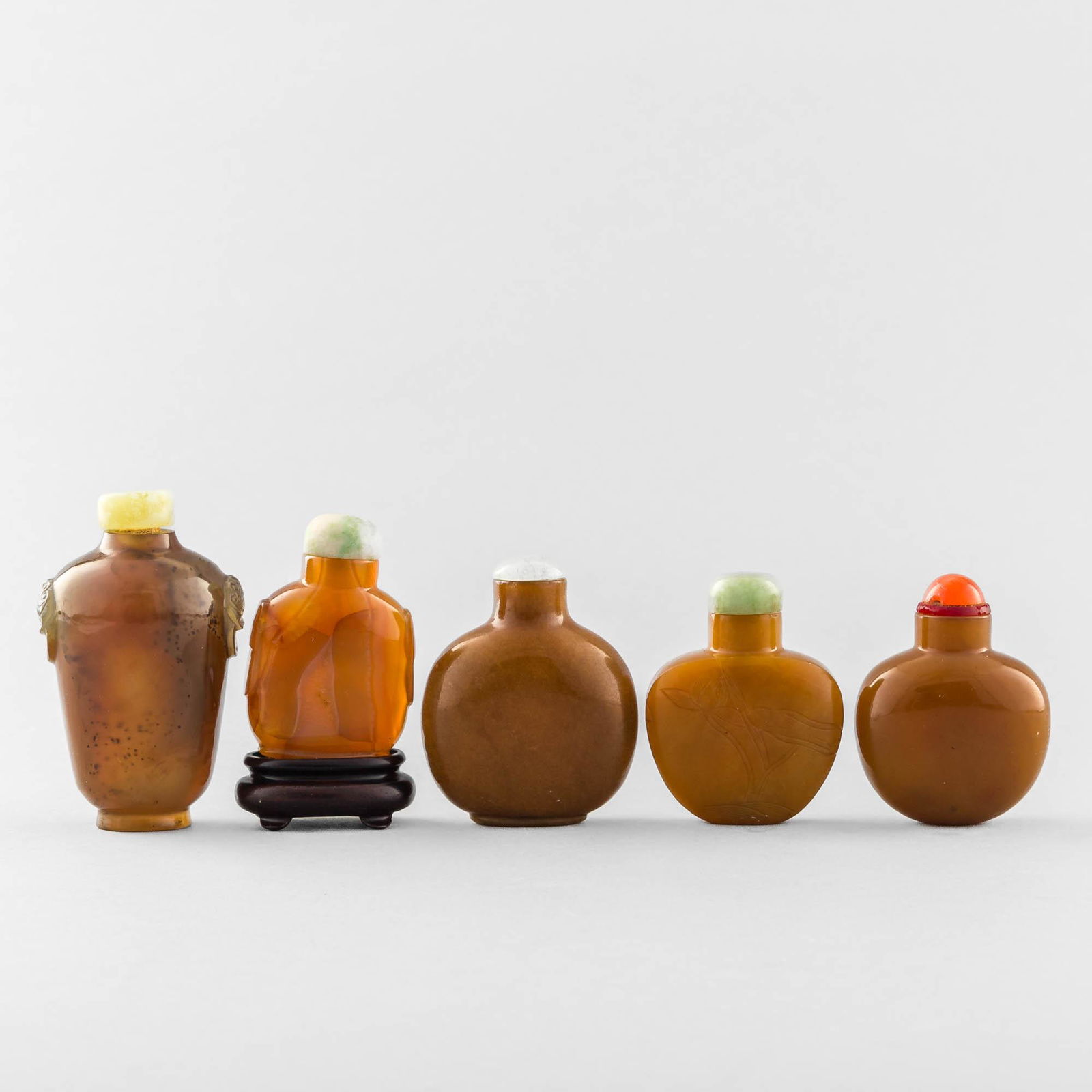 Five Chinese brown agate snuff bottles, 18th/19th century (1 of 8)