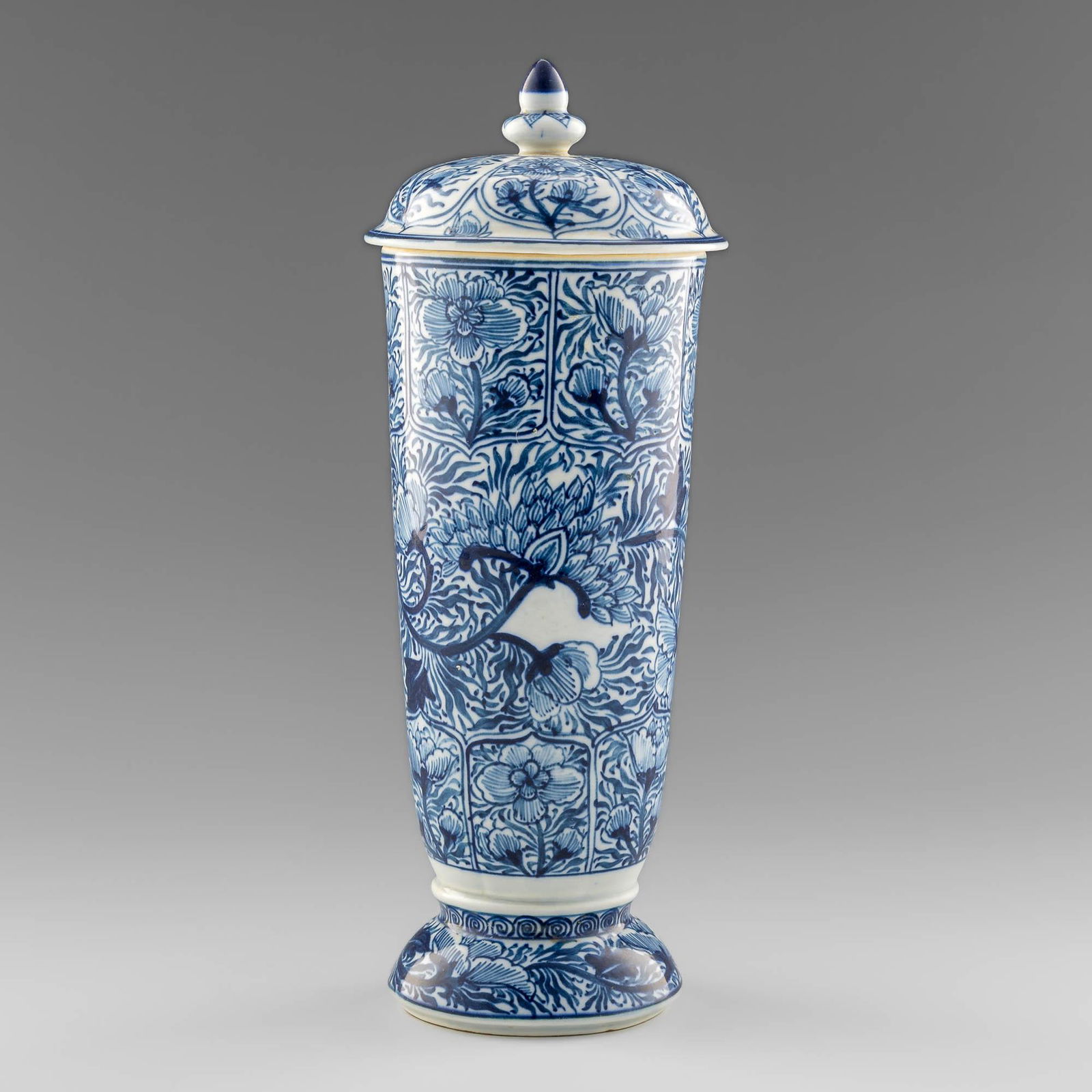 A Chinese export blue and white lidded cup, 17th century (1 of 9)