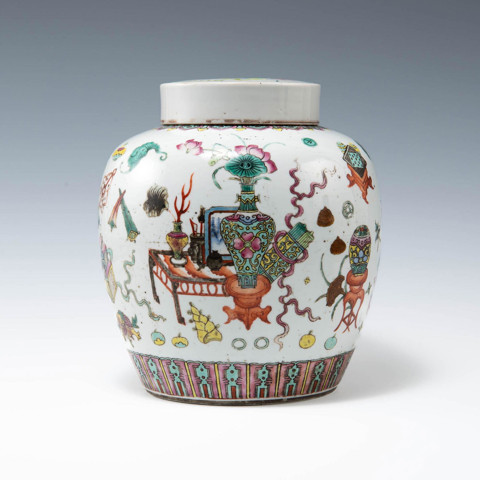 A Chinese famille rose lidded jar, 19th century (1 of 7)
