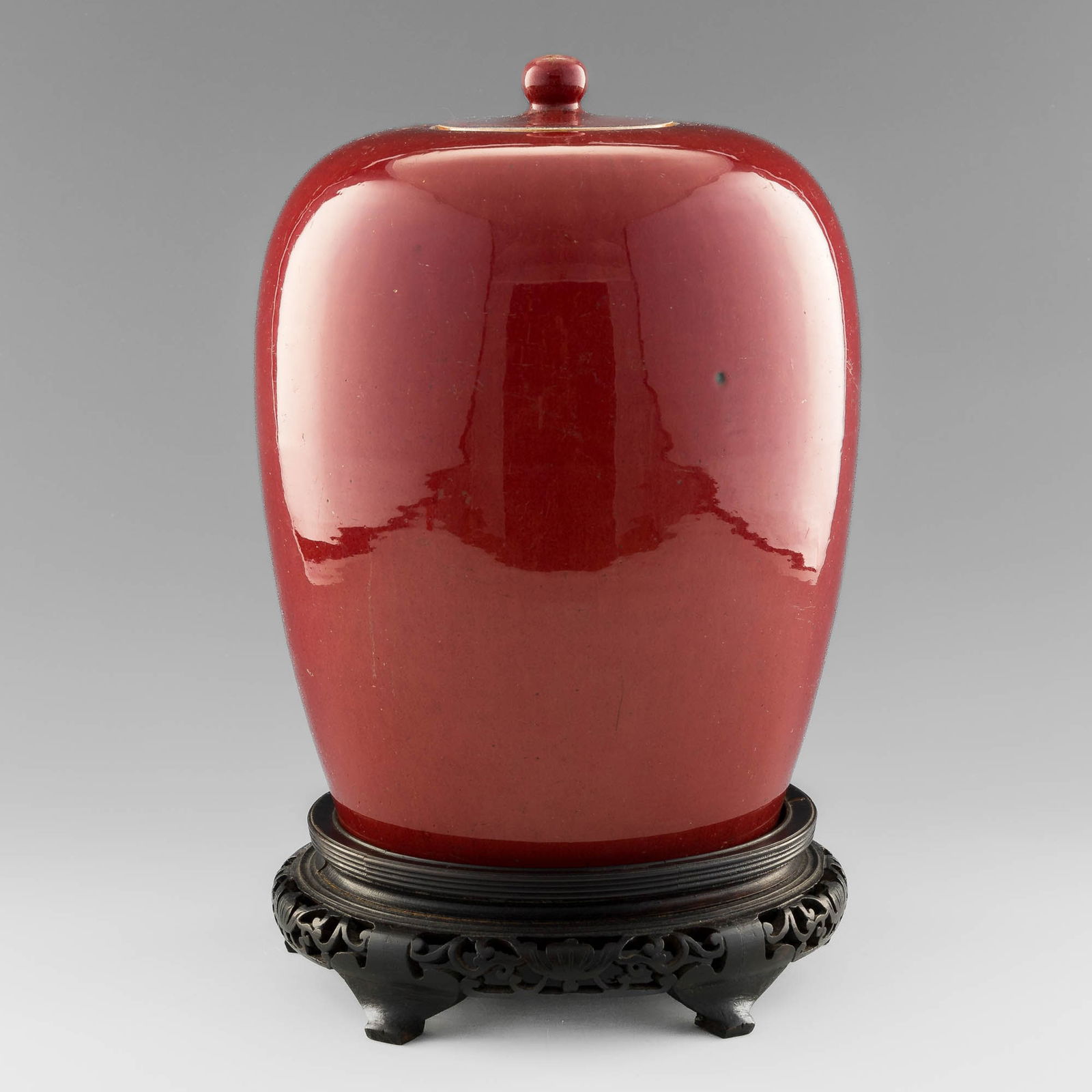 A Chinese jun-glazed lidded jar, early 19th century (1 of 11)