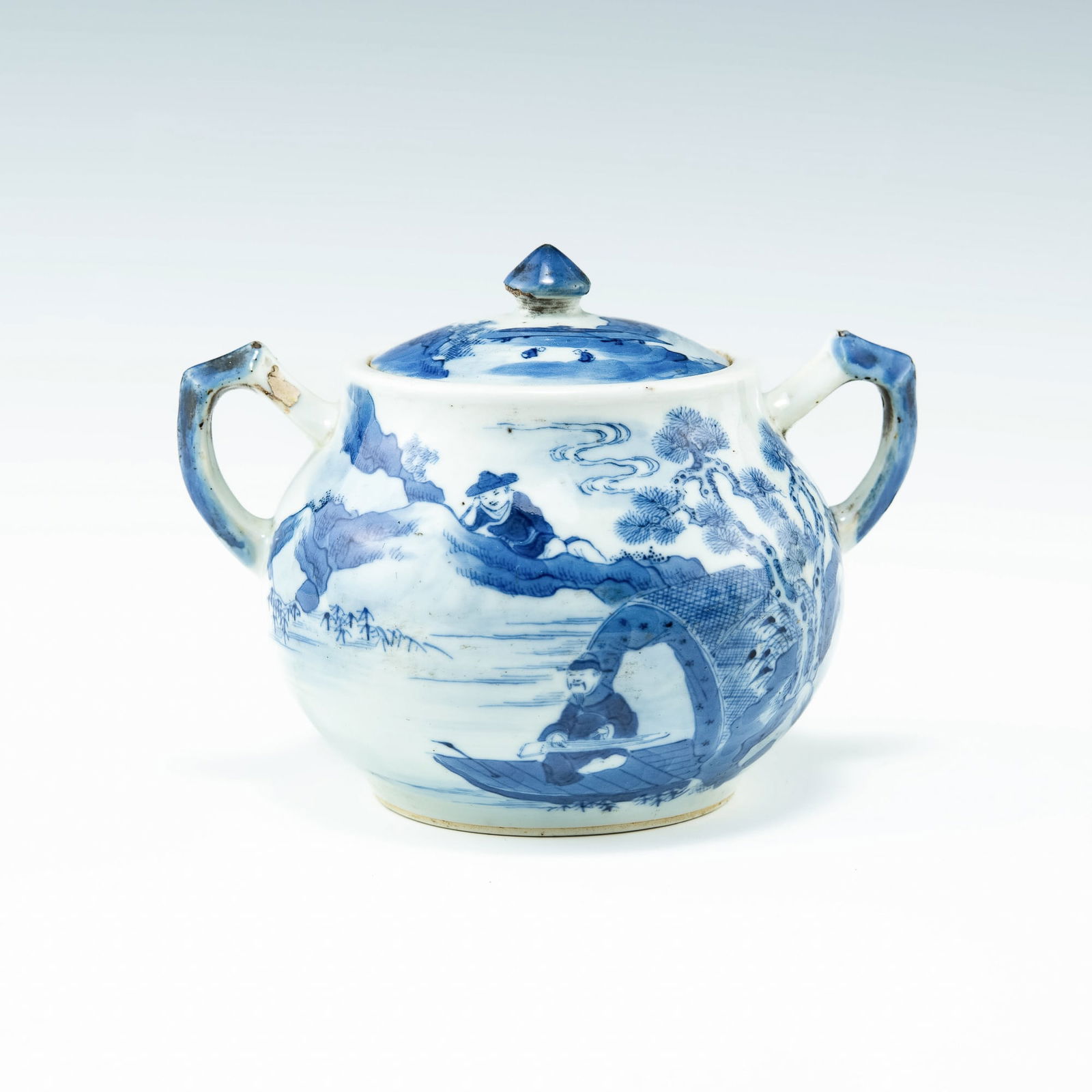 A Chinese blue and white double-handled lidded jar, 19th century (1 of 8)