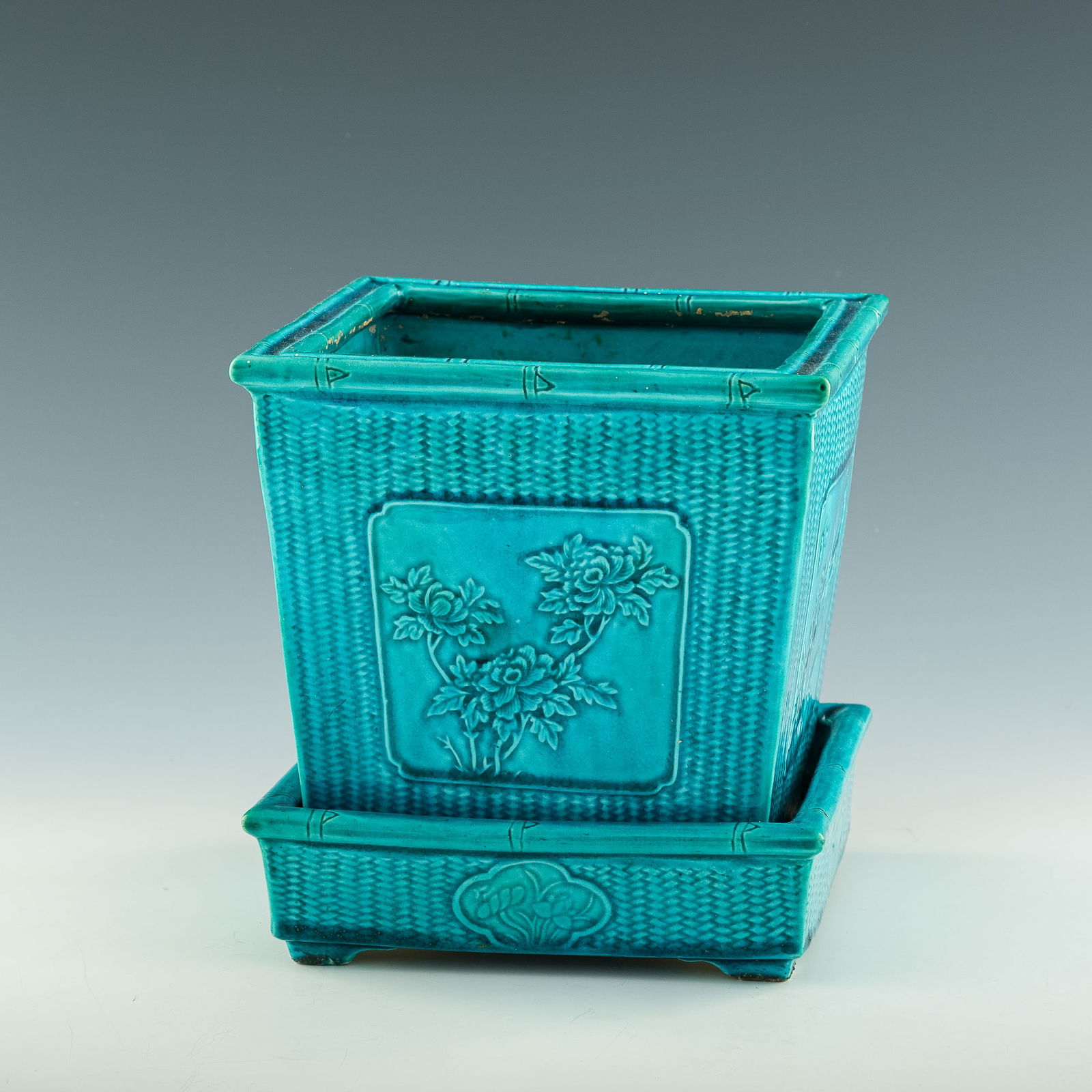 A Chinese turquoise blue-glazed jardiniere, 19th century (1 of 7)