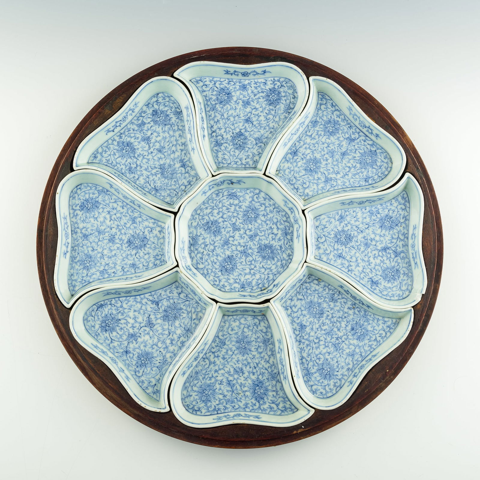 A set of Chinese blue and white 'floral' plates with box, early 19th century (1 of 7)