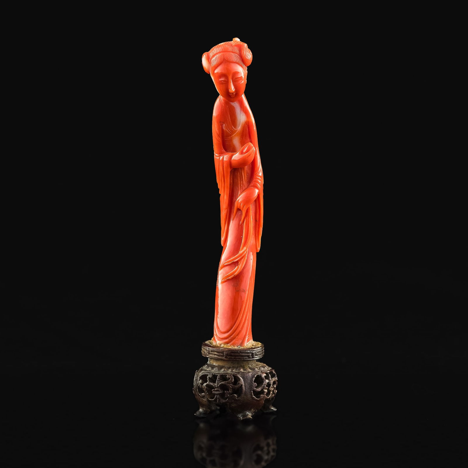 A Chinese carved coral court lady figurine, 19th century (1 of 10)