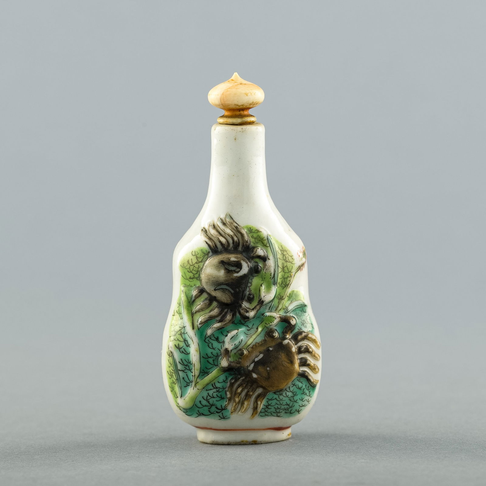 A Chinese carved porcelain famille rose 'crab' snuff bottle, early 19th century (1 of 9)
