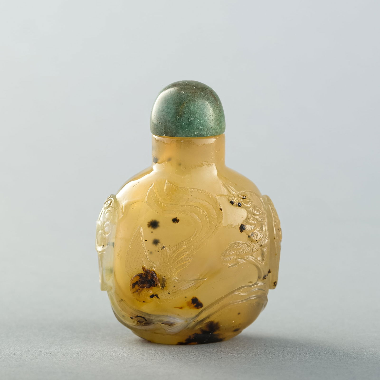 A Chinese carved agate 'figural' snuff bottle, 18th/19th century (1 of 7)