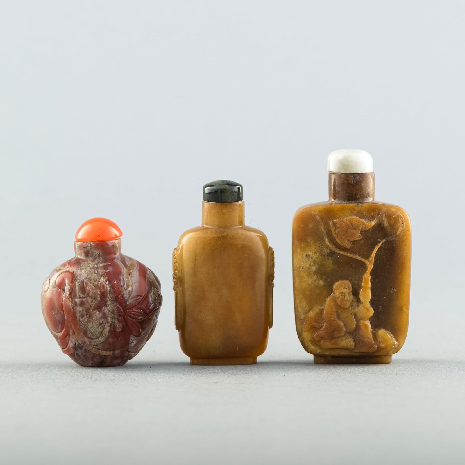 Three Chinese carved agate snuff bottles, 18th/19th century (1 of 7)