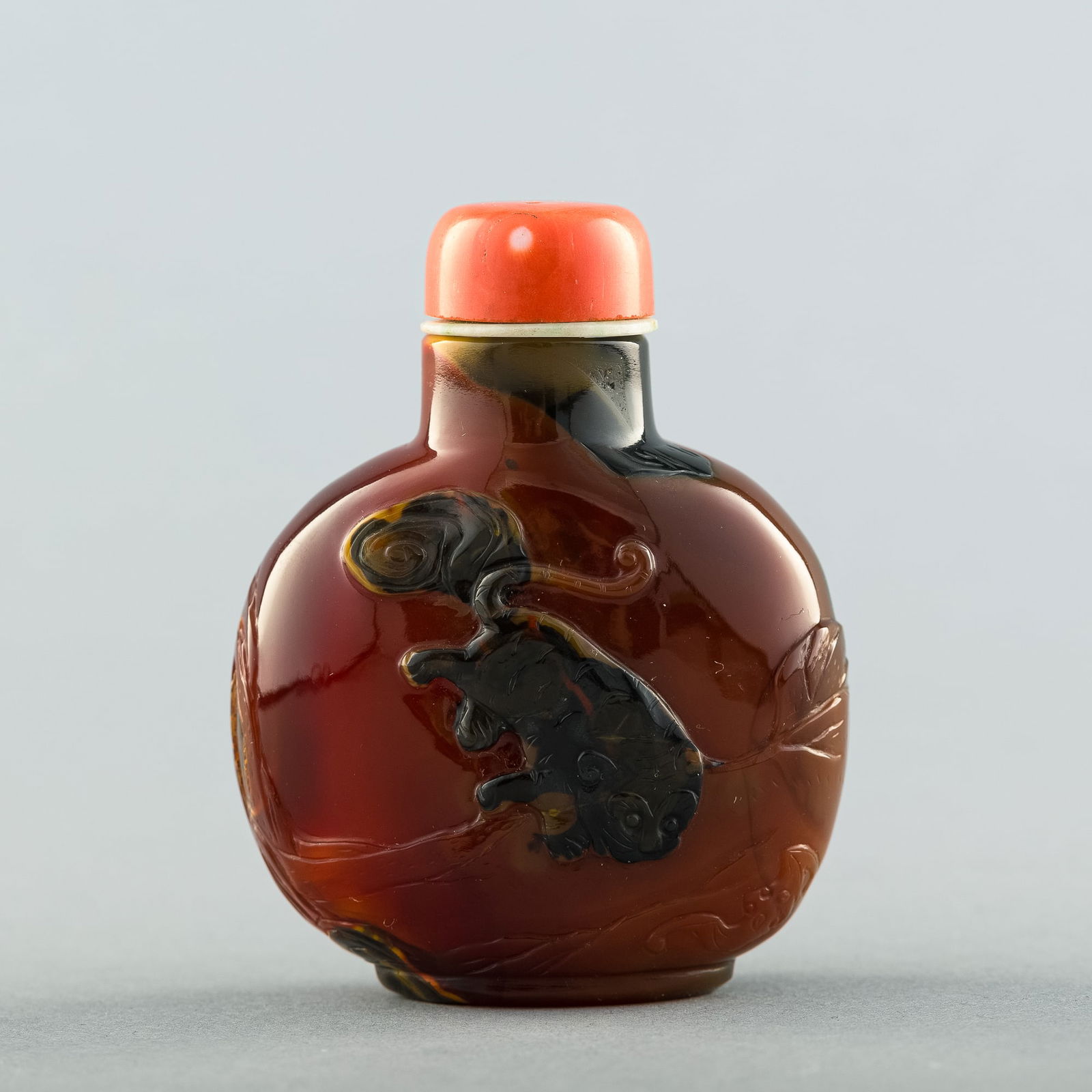A Chinese carved agate snuff bottle, 18th century (1 of 9)