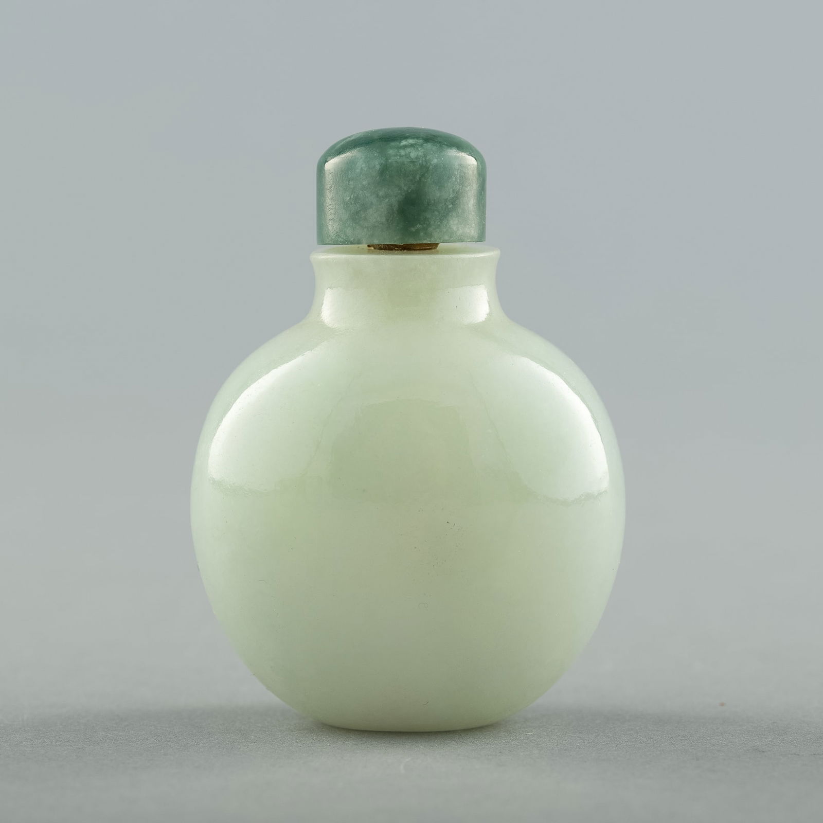 A Chinese carved jadeite snuff bottle, 19th century (1 of 7)