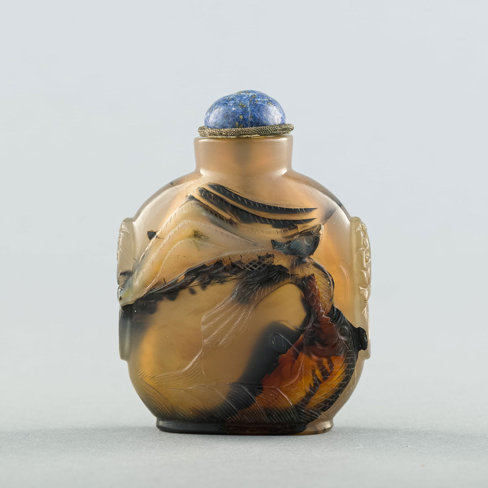 A Chinese carved agate snuff bottle, 18th/19th century (1 of 8)