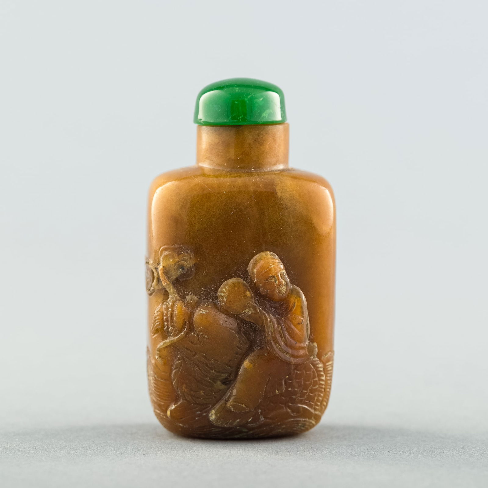 A Chinese carved agate 'figural' snuff bottle, 18th century (1 of 8)