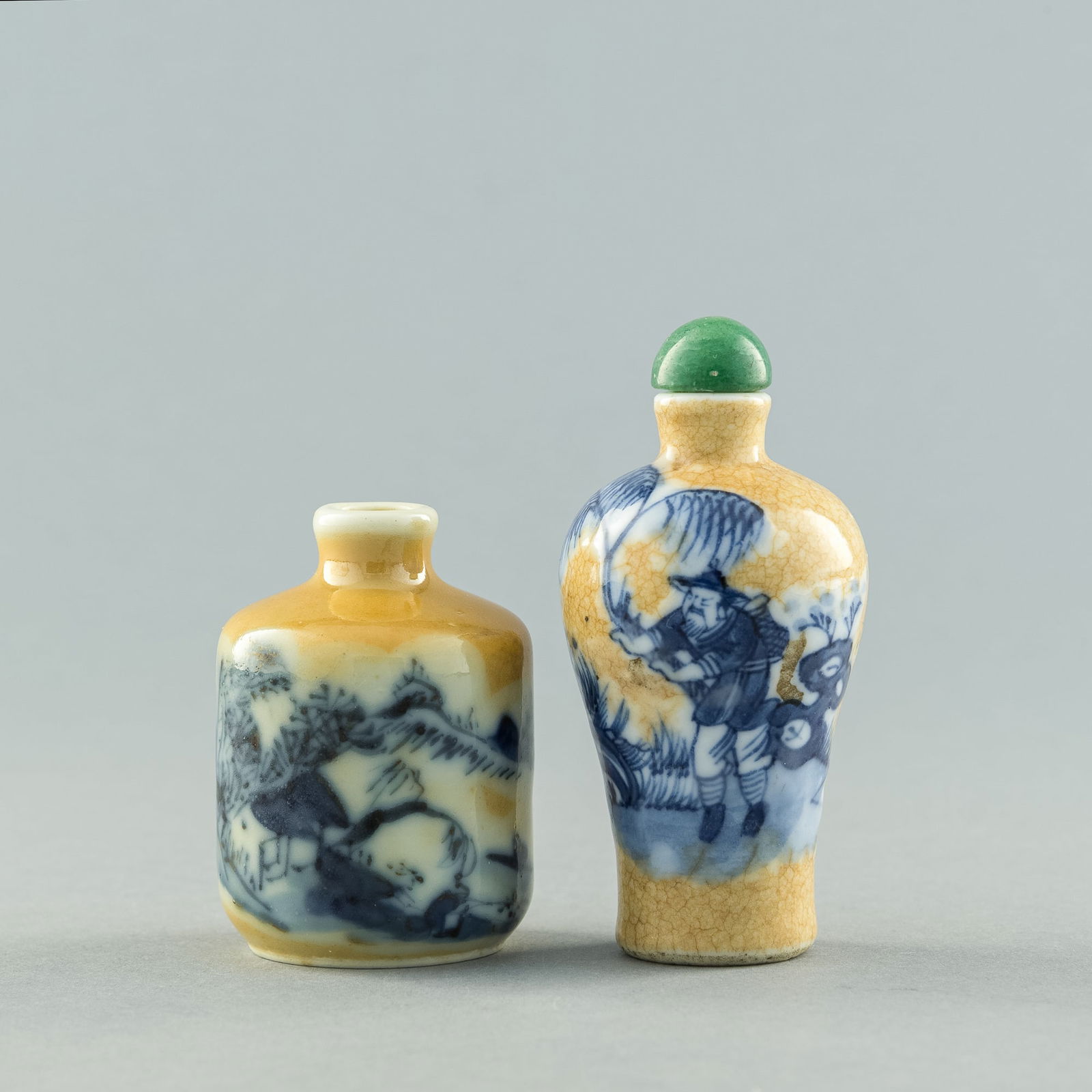 A Chinese ge-glazed and a persimmon-ground snuff bottle, 19th century (1 of 7)