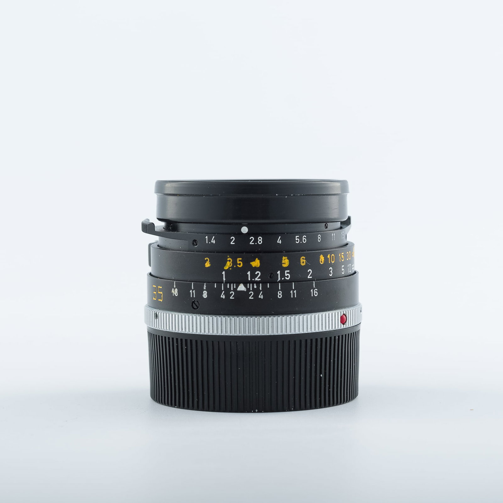A Leica Summilux-M 1:1.4/35 lens,: A Leica Summilux-M 1:1.4/35 lens Serial no. 3253750. Sold with lens cap. H: 1 7/8, Dia: 2 1/8 in. (H: 4.76, Dia: 5.40 cm. (lens)) Provenance: From Mrs. Yip, Pasadena, California. Collected by her late