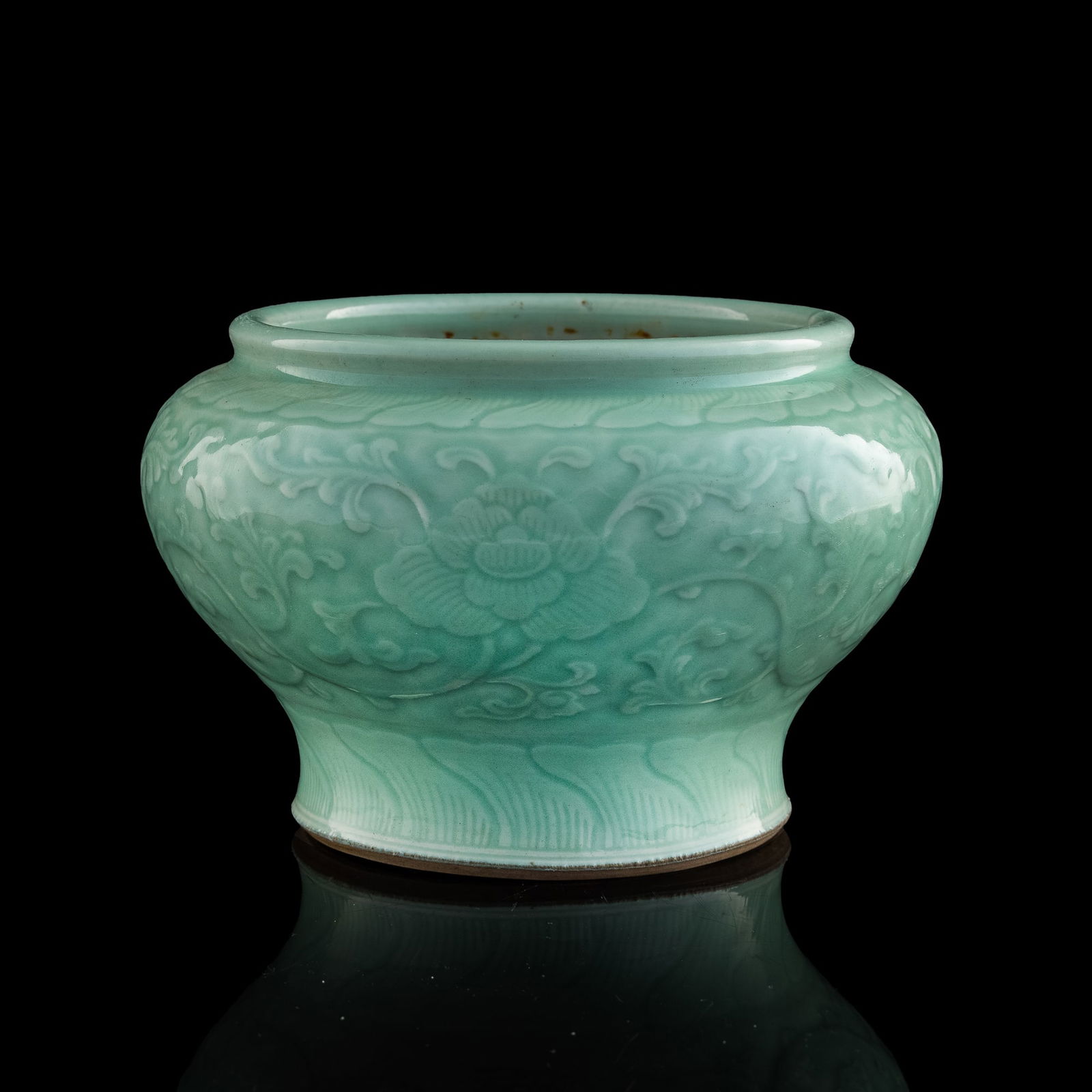 A Chinese celadon jar, late 18th century (1 of 8)