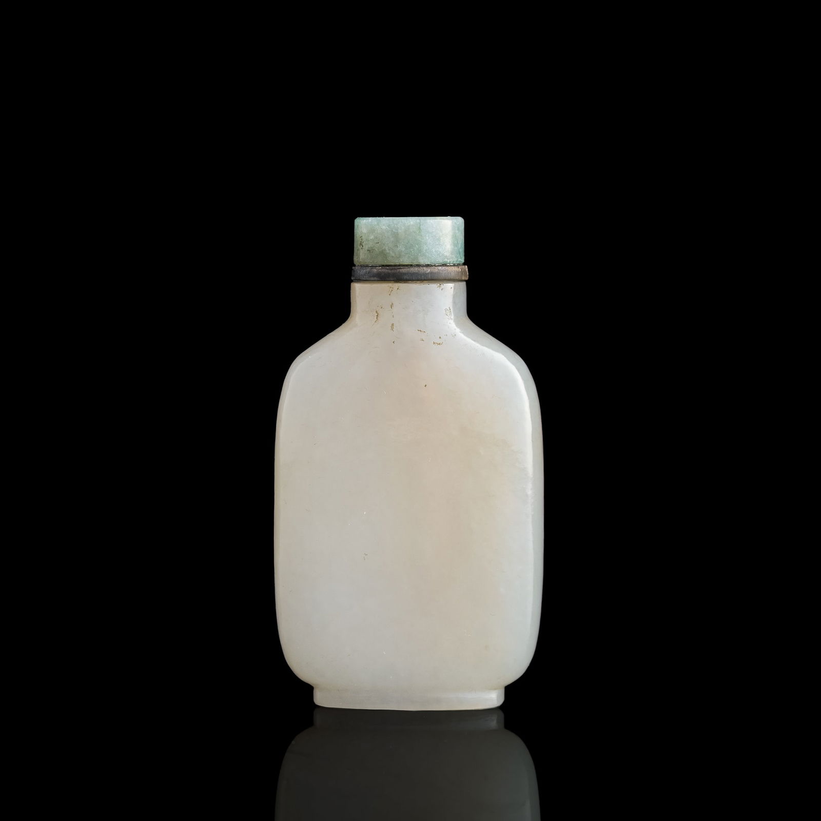 A Chinese white jade snuff bottle, 18th century (1 of 8)