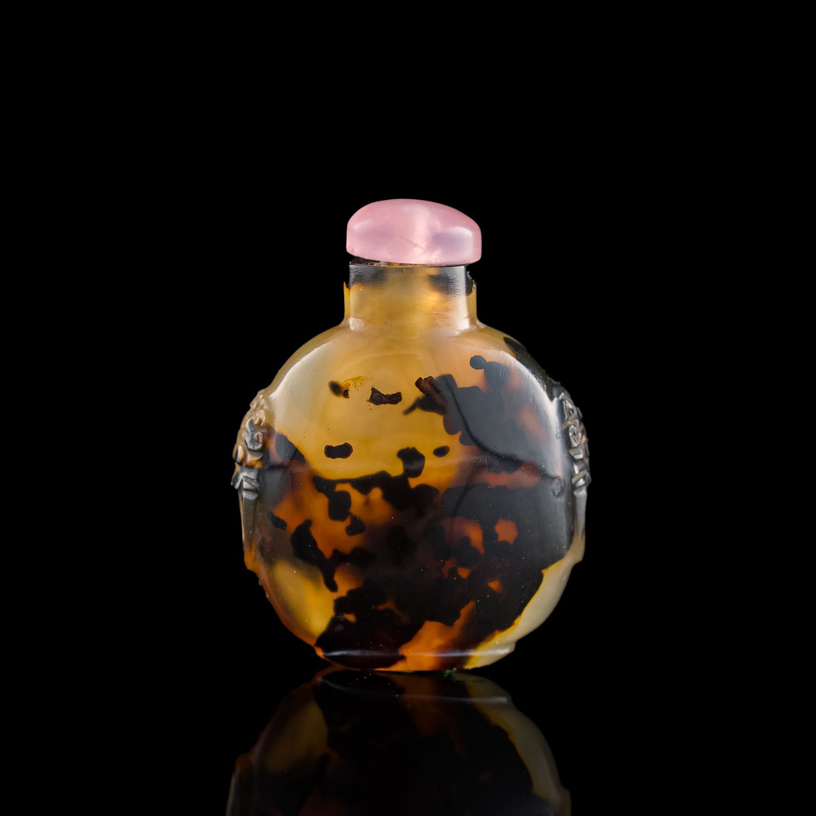 A Chinese agate snuff bottle, 18th/early 19th century (1 of 9)