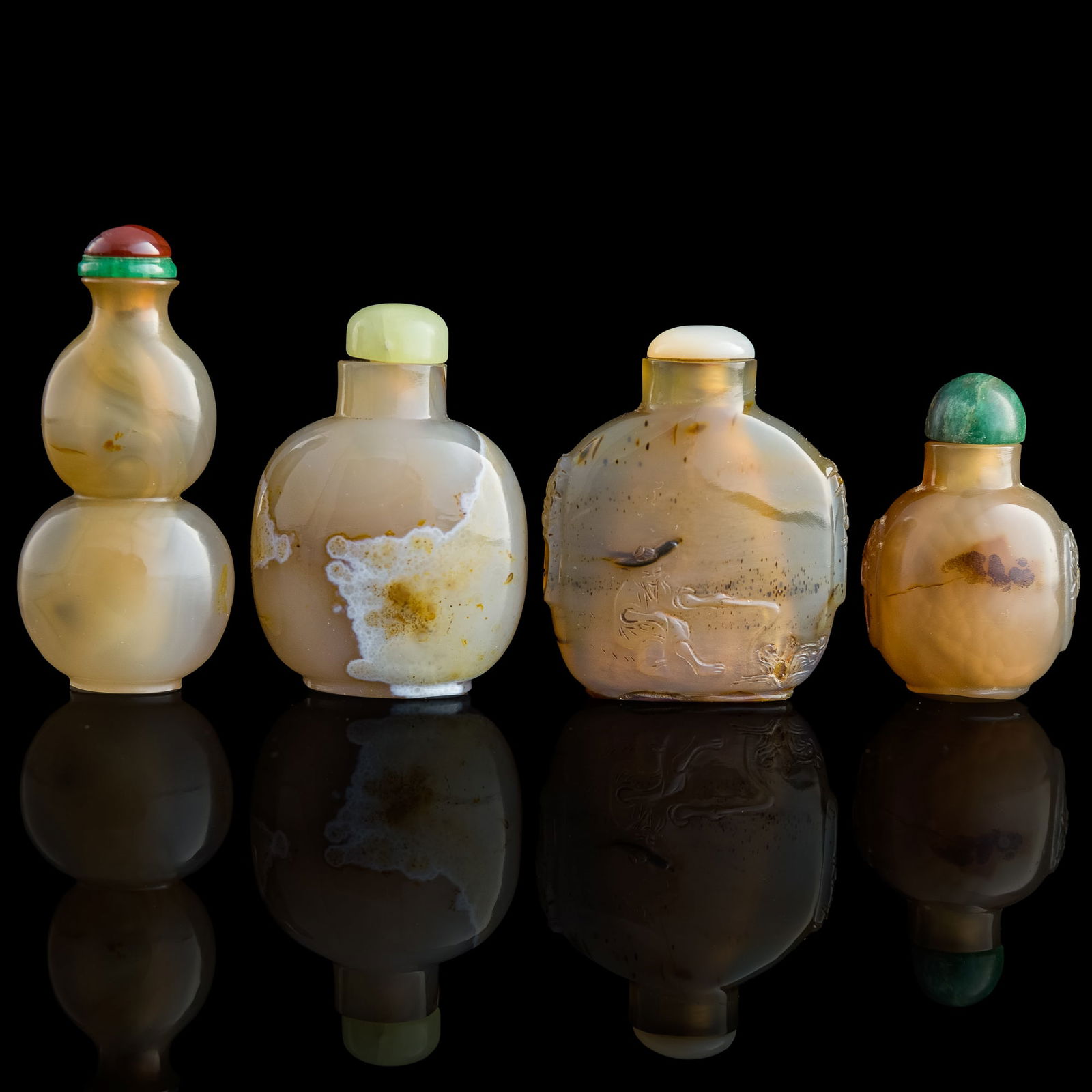 Four assorted Chinese carved agate snuff bottles, 18th/19th century (1 of 7)