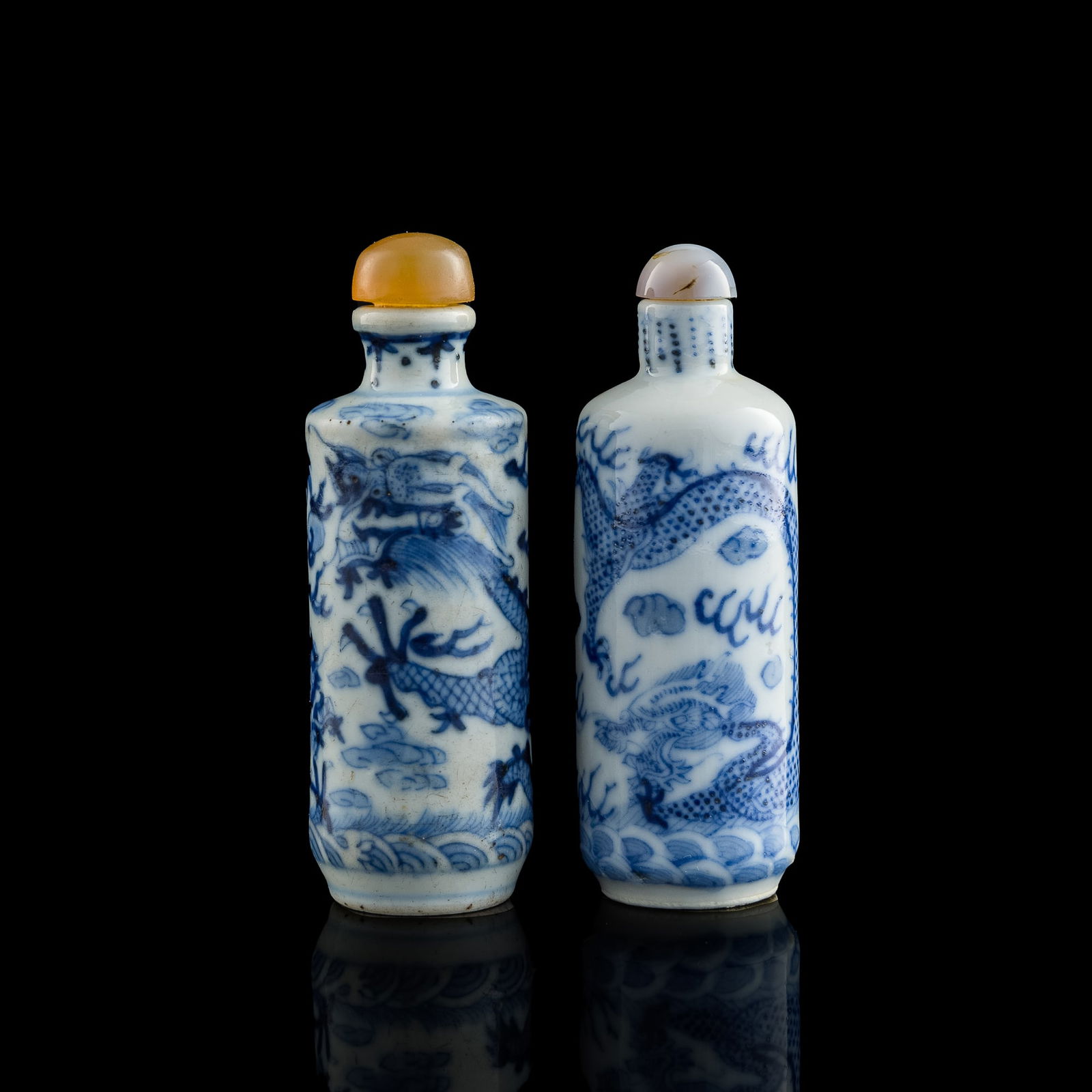 Two Chinese blue and white 'dragon' snuff bottles, 19th century (1 of 7)