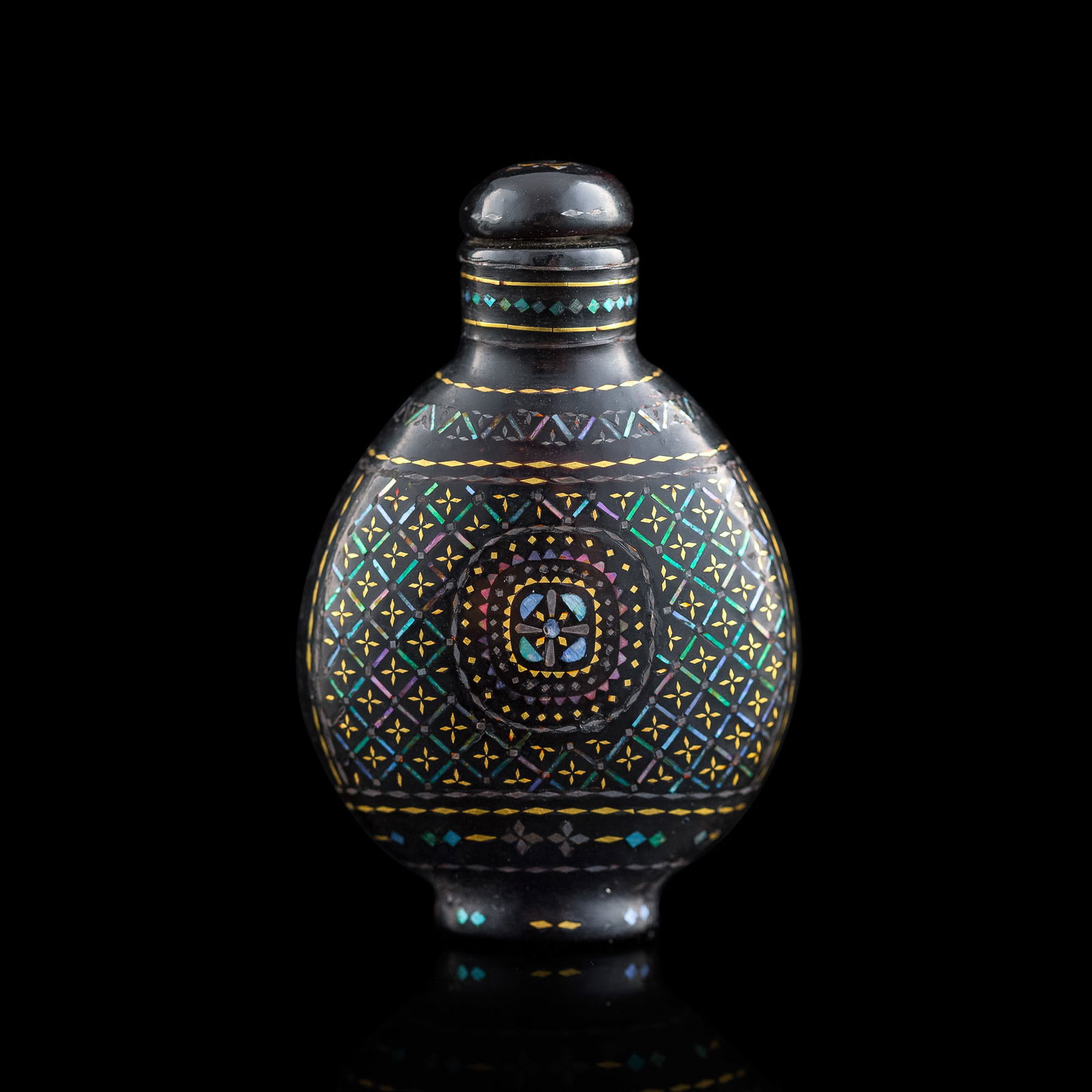 A Chinese black lacquer mother-of-pearl-inlay decorative snuff bottle, 19th century (1 of 7)