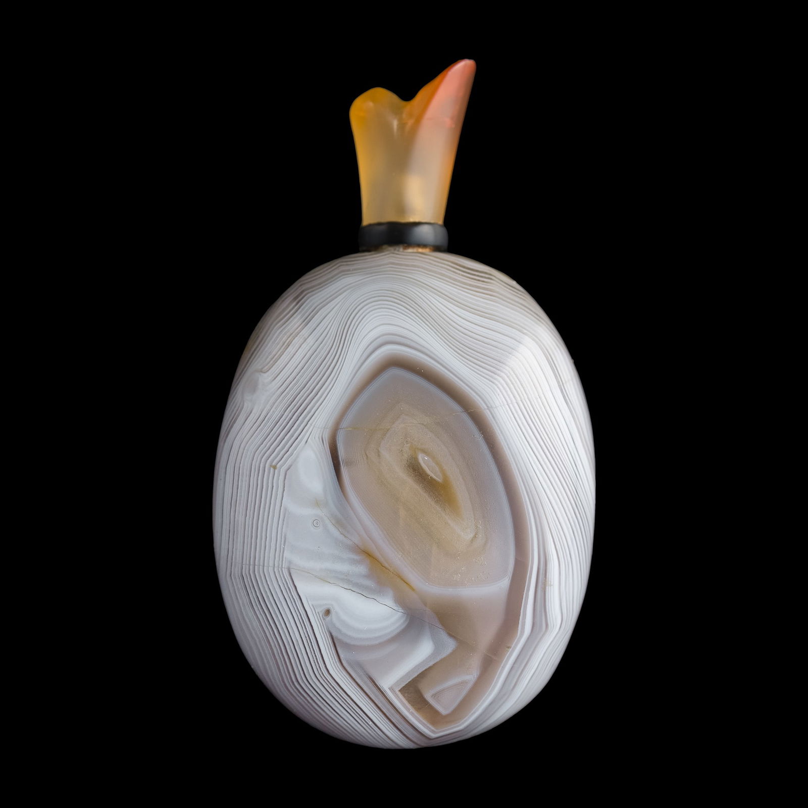 A Chinese carved agate snuff bottle, 18th century (1 of 6)