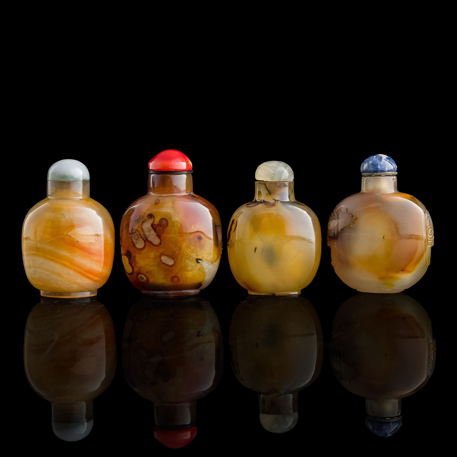 Four assorted Chinese carved agate snuff bottles, 18th/19th century (1 of 7)