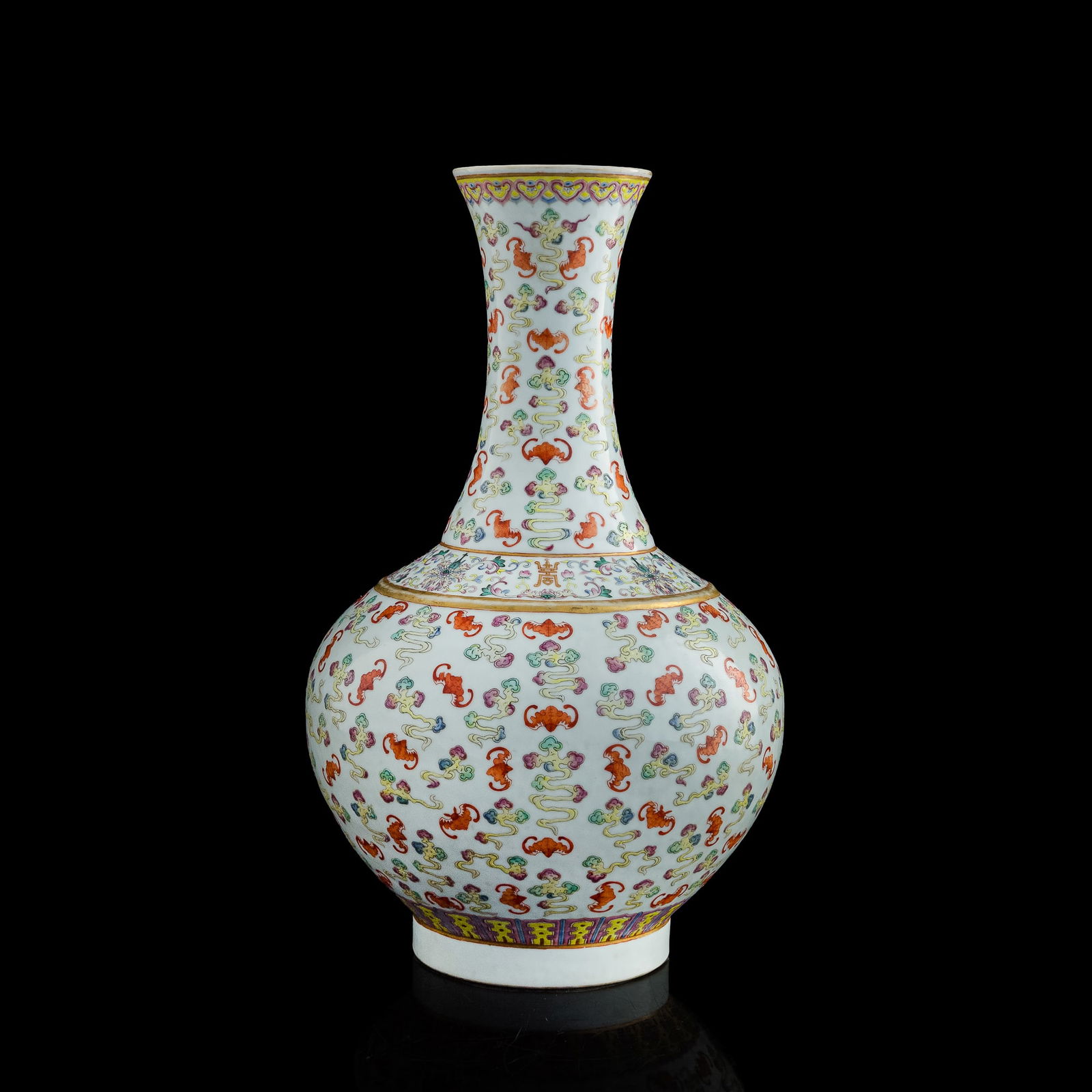 A Chinese Famille Rose Vase, Guangxu Period, Qing Dynasty Auction