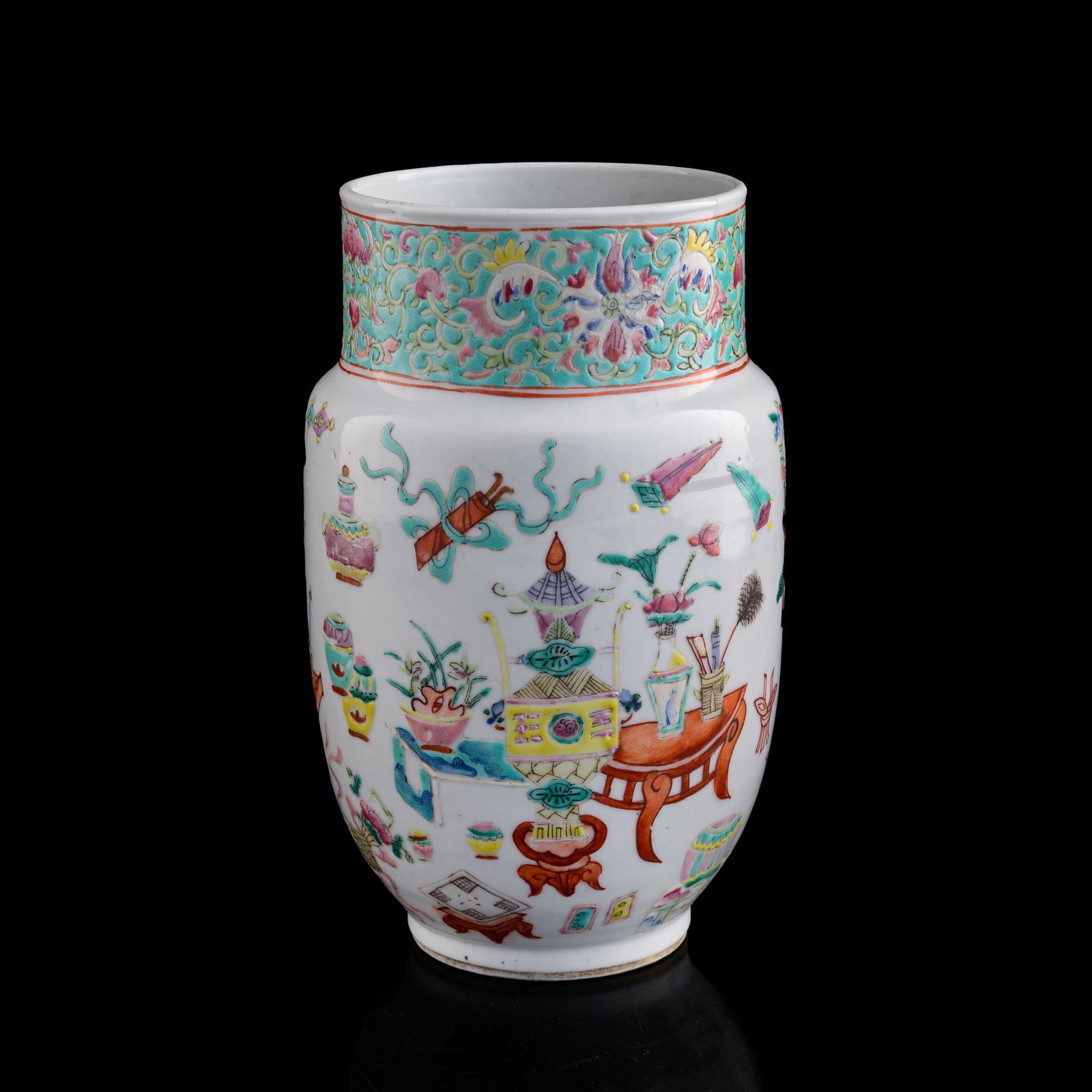 A Chinese famille rose 'hundred antiques' jar, late 19th century (1 of 8)