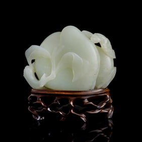 A Chinese carved white jade peach, 18th century