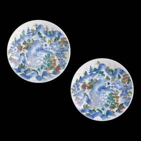 A pair of Chinese blue and white famille rose-decorated plates, 19th century