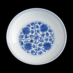 A Chinese blue and white 'scrolling lotus' plate, Wanli period, Ming dynasty