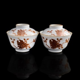 A pair of Chinese iron red and gilt-decorated lidded cups, Tongzhi period, Qing dynasty