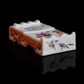 A Chinese famille rose 'figural' ink rest, early 19th century