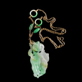 A Chinese jadeite necklace, 19th century