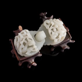 A Chinese carved white jade 'chilong' buckle, 18th century