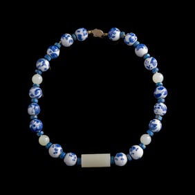 A Chinese blue and white beaded necklace, 20th century