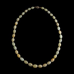 A Chinese jade necklace, 20th century
