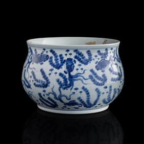 A Chinese blue and white 'fish and seaweed' censer, early 19th century