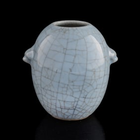 A Chinese ge-glazed jar, 19th century