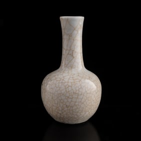 A Chinese ge-glazed tianqiu vase, 19th century
