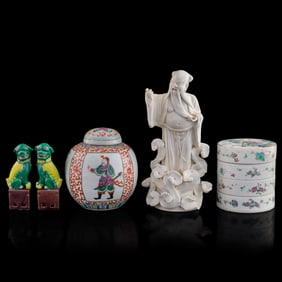 Five assorted Chinese porcelain items, late 19th century/early 20th century