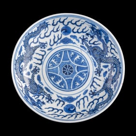 A Chinese blue and white 'dragon' plate, Guangxu period, Qing dynasty