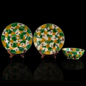 A pair of Chinese 'tiger-skin' sancai plates and a bowl, Kangxi period, Qing dynasty