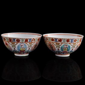 A pair of Chinese famille rose bowls, 19th century