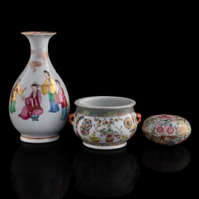 Three assorted Chinese famille rose porcelain items, Qing dynasty/Republic period