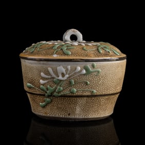 A Chinese covered bowl with bamboo-shaped finial, 19th century