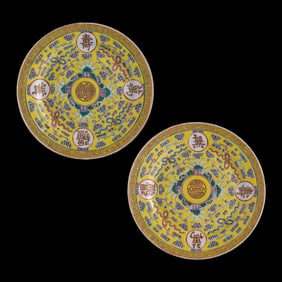 A pair of Chinese yellow-ground famille rose plates, Guangxu period, Qing dynasty