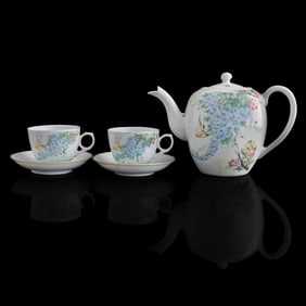 A Chines famille rose teapot and two cups, Republic period