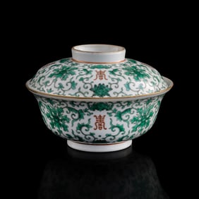 A Chinese green enamel and famille rose lidded bowl, Daoguang period, Qing dynasty