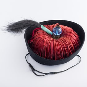 A Chinese officer's hat with finial and peacock feather, Qing dynasty
